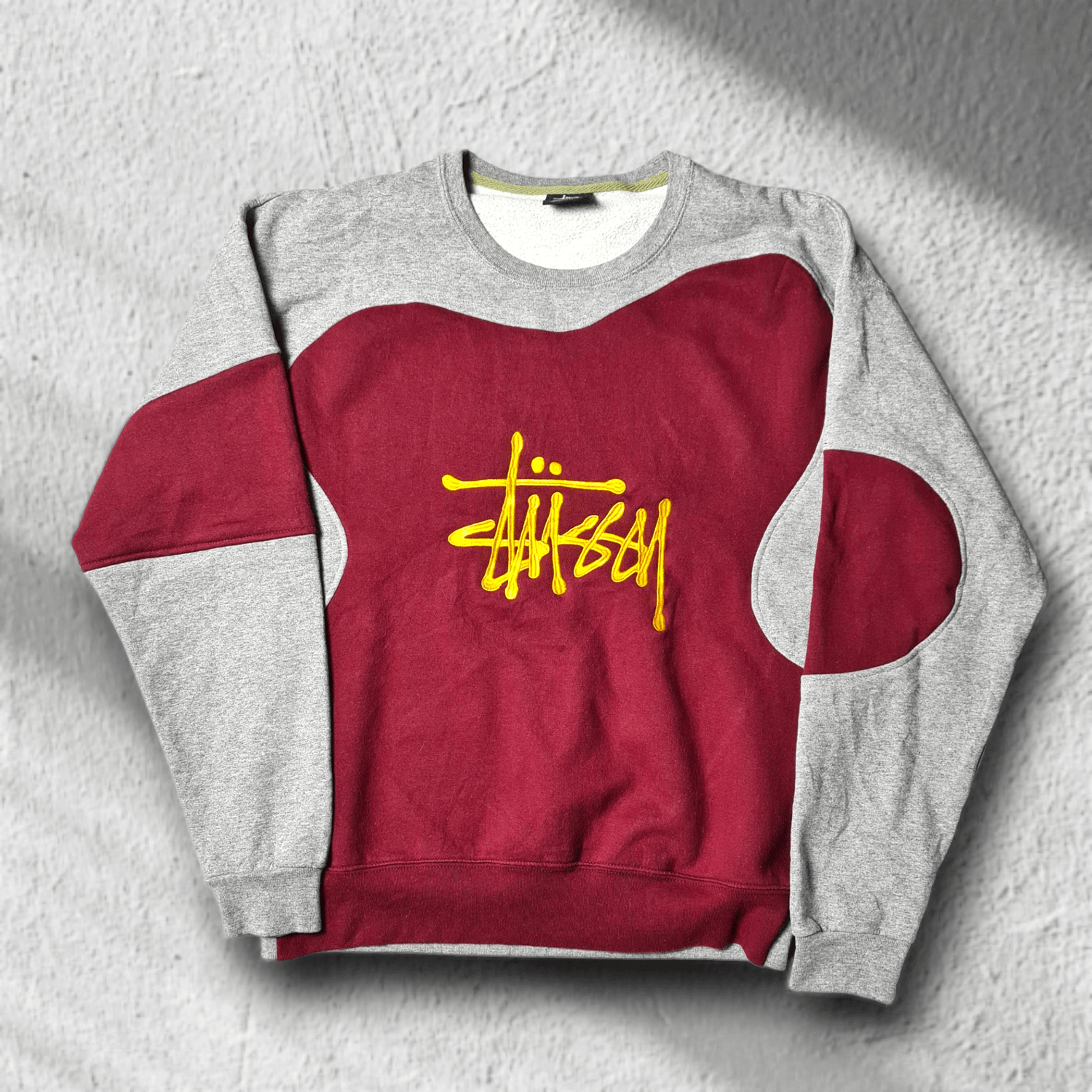 Stüssy Rework Sweater in Bordeaux und Grau mit gelbem Logo-Stitching, Vorderansicht