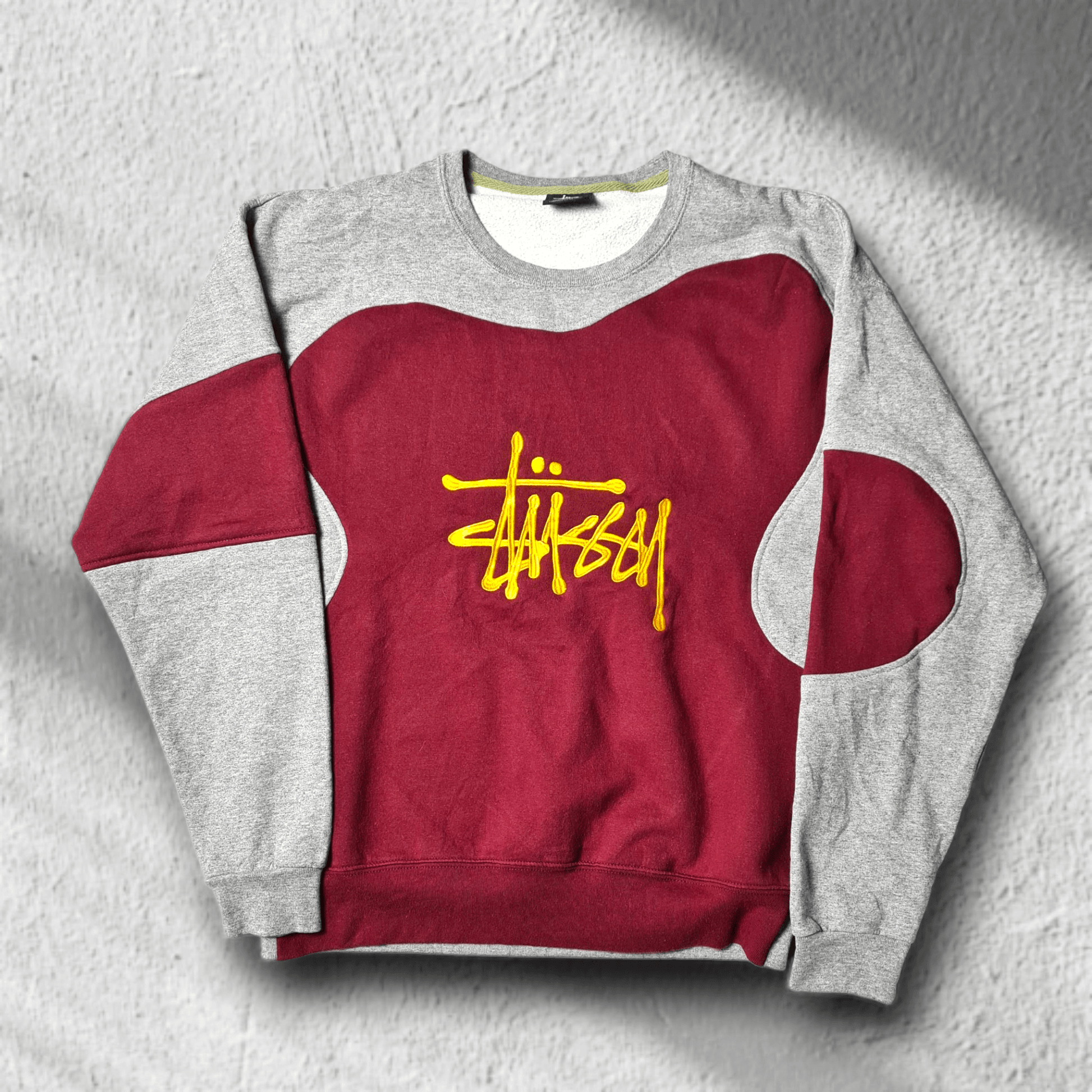 Stüssy Rework Sweater in Bordeaux und Grau mit gelbem Logo-Stitching, Vorderansicht