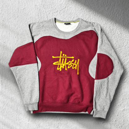 Stüssy Rework Sweater in Bordeaux und Grau mit gelbem Logo-Stitching, Vorderansicht