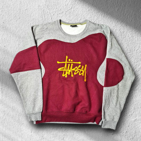 Stüssy Rework Sweater in Bordeaux und Grau mit gelbem Logo-Stitching, Vorderansicht
