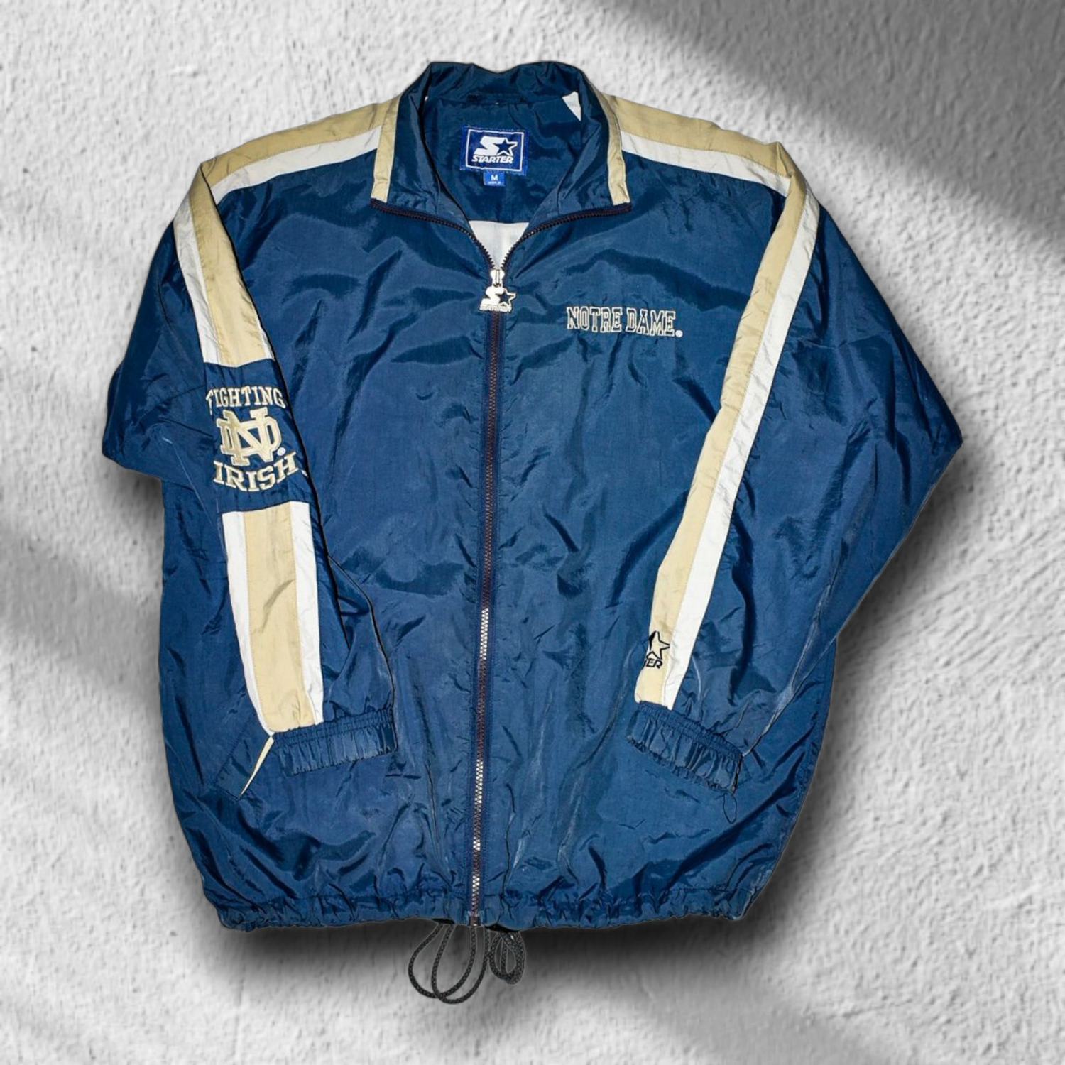 Vorderseite des Starter Windbreakers mit Notre Dame Stickerei und Reißverschluss – Größe M, 90s Vintage-Look
