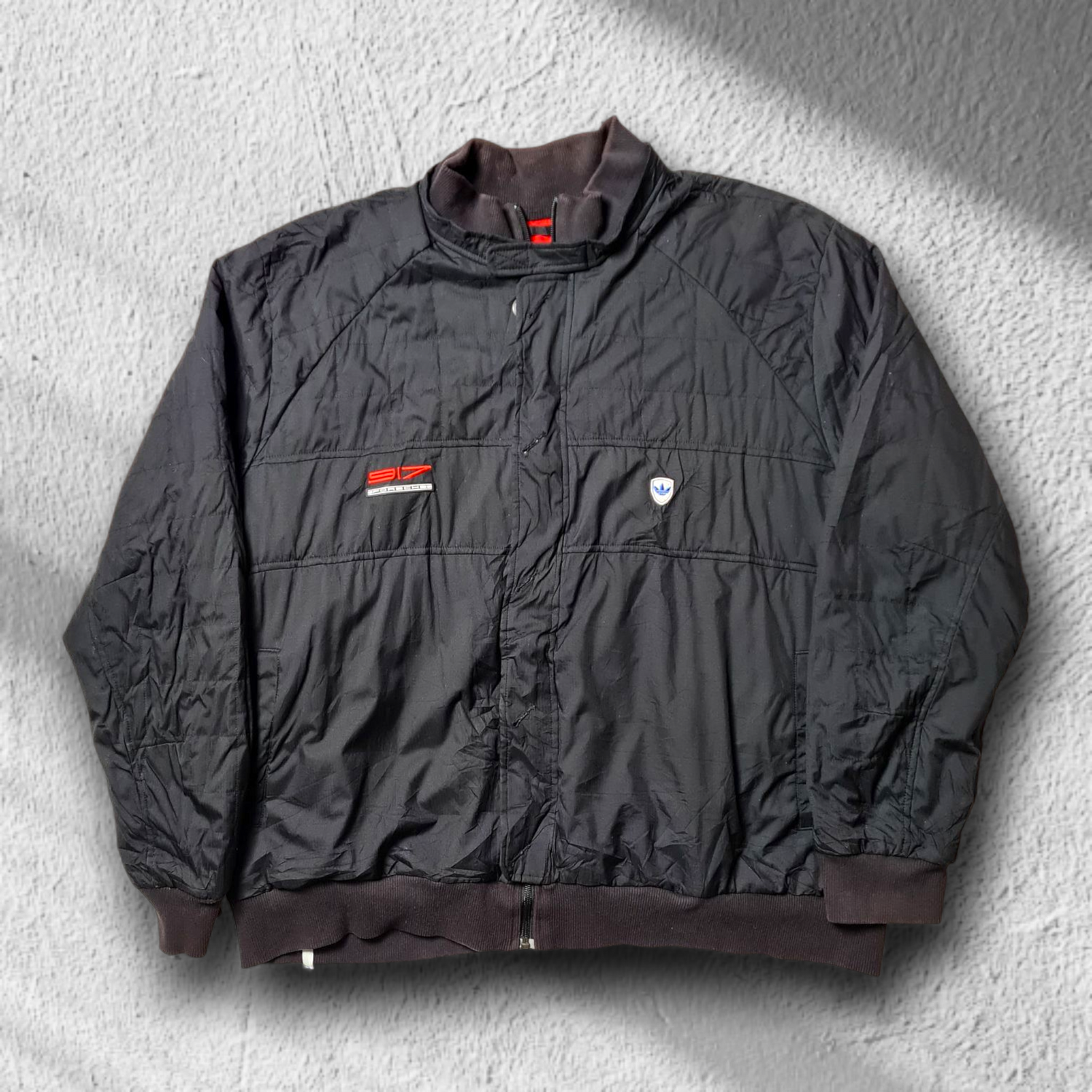 Vorderansicht der Adidas Porsche 917 Bomberjacke