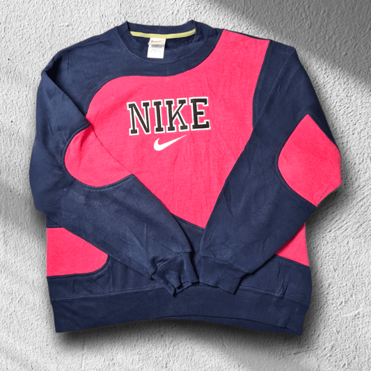 Nike Rework Sweater in Pink und Navyblau mit großem gesticktem Logo, Größe L, Vorderansicht


