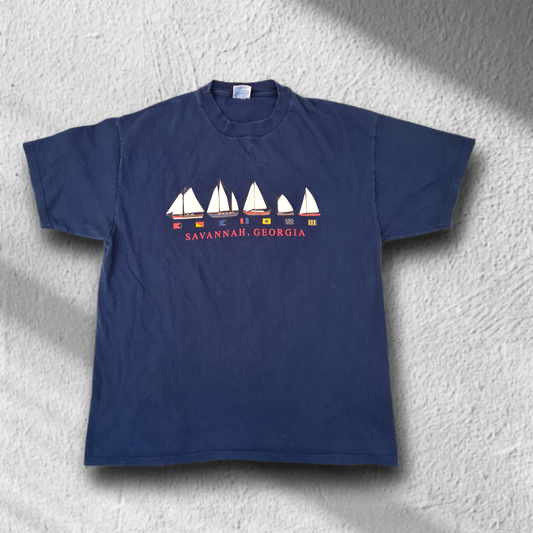 Vintage Hanes T-Shirt mit Segelboot-Print und „Savannah, Georgia“-Schriftzug in Navy Blue, Größe XL, True Vintage, sehr guter Zustand.
