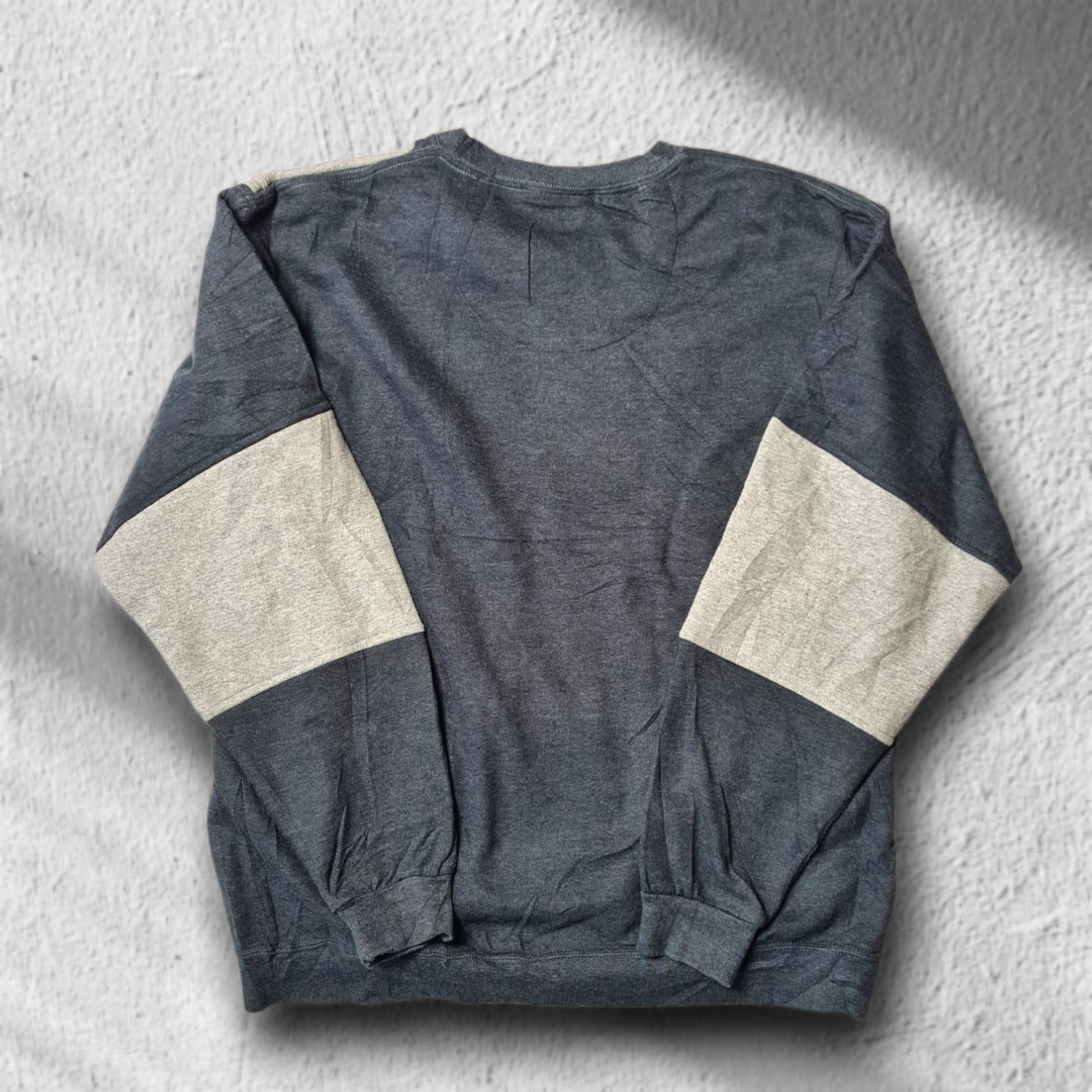 Rückseite des Rework-Sweaters in Dunkelgrau mit hellgrauen Ärmeldetails in Größe L