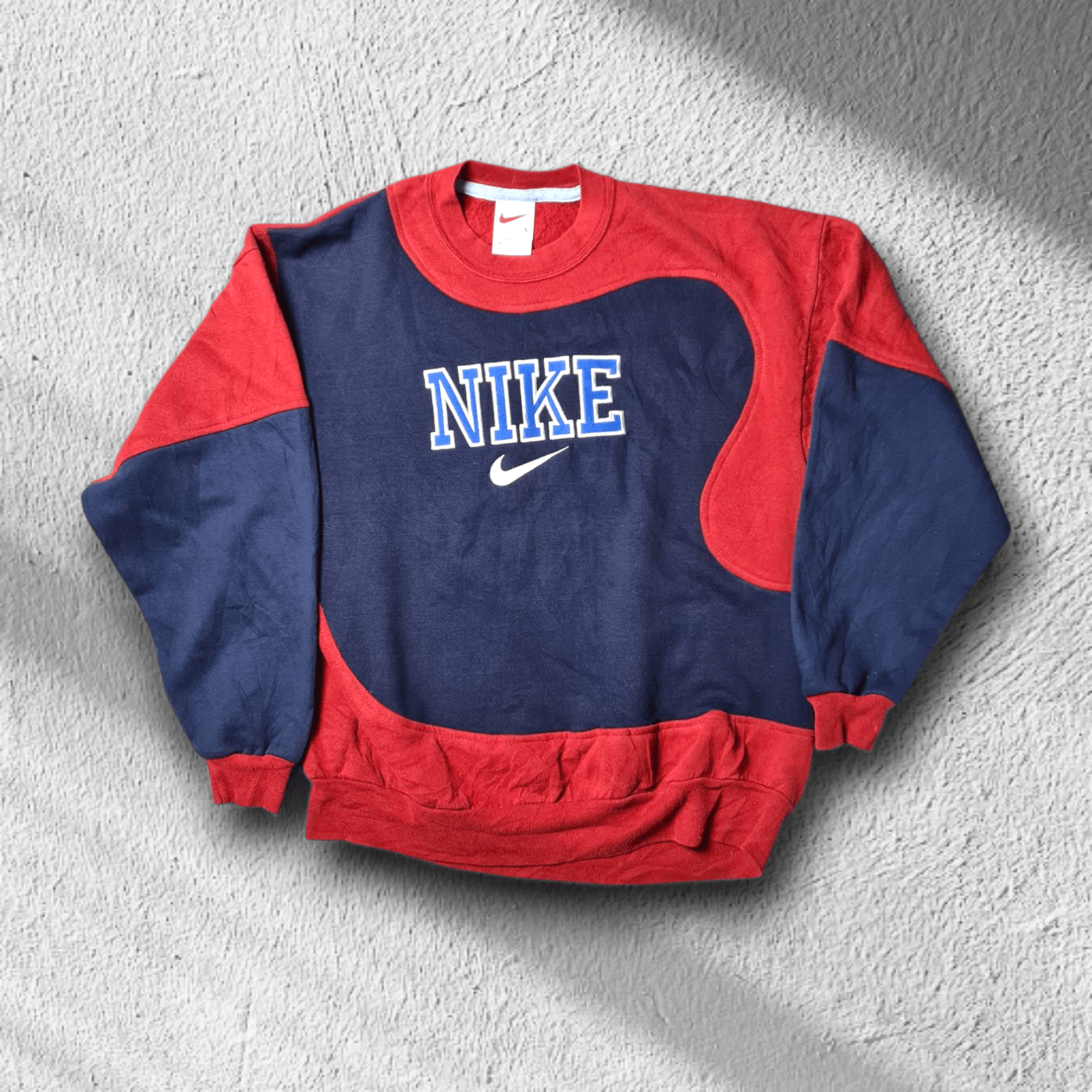 Nike Rework Sweater in Rot und Dunkelblau mit gesticktem NIKE Logo – Vorderansicht