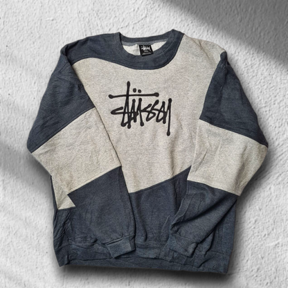 Vorderseite des zweifarbigen Stüssy Rework Sweaters in L mit gesticktem Logo