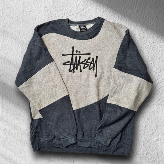 Vorderseite des zweifarbigen Stüssy Rework Sweaters in L mit gesticktem Logo