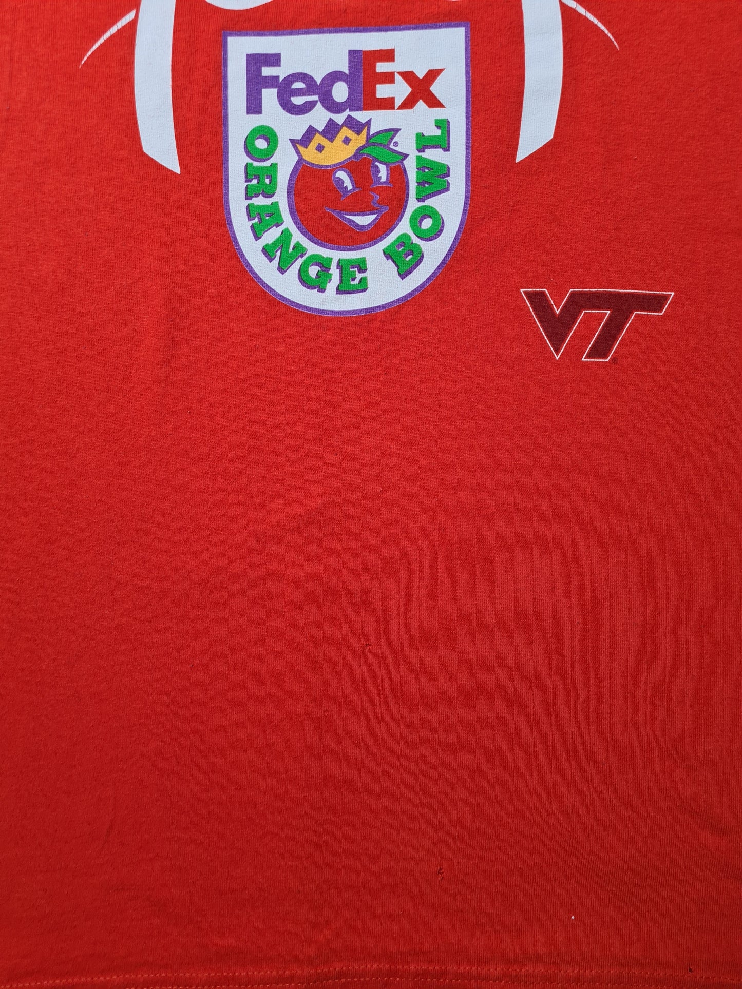 Detailaufnahme des Orange Bowl Logos und VT-Logos und kleinen Löchern