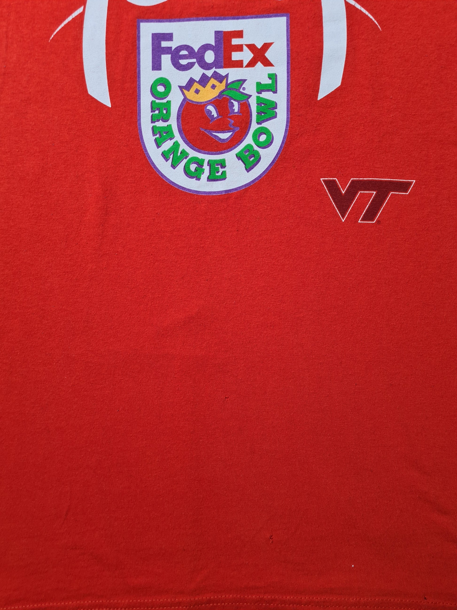 Detailaufnahme des Orange Bowl Logos und VT-Logos und kleinen Löchern