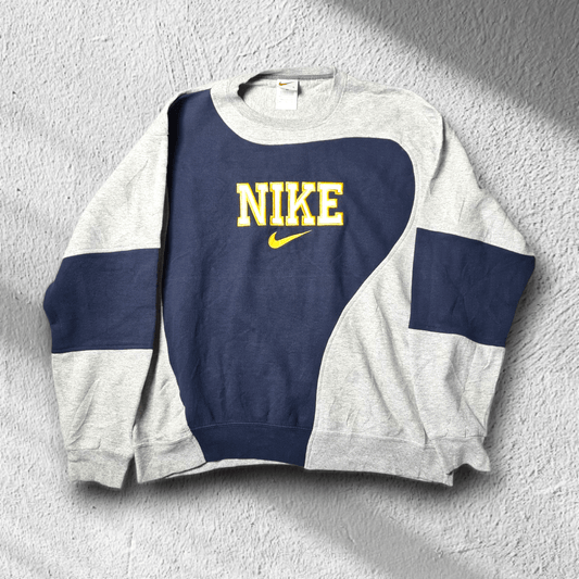 Vorderseite: Nike Rework Sweater in Navy und Grau mit gelbem Logo – Vorderansicht Größe L