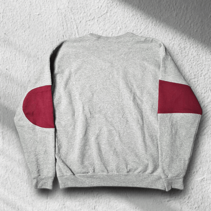 tüssy Rework Sweater in Grau mit bordeauxroten Ellbogenpatches, Rückansicht