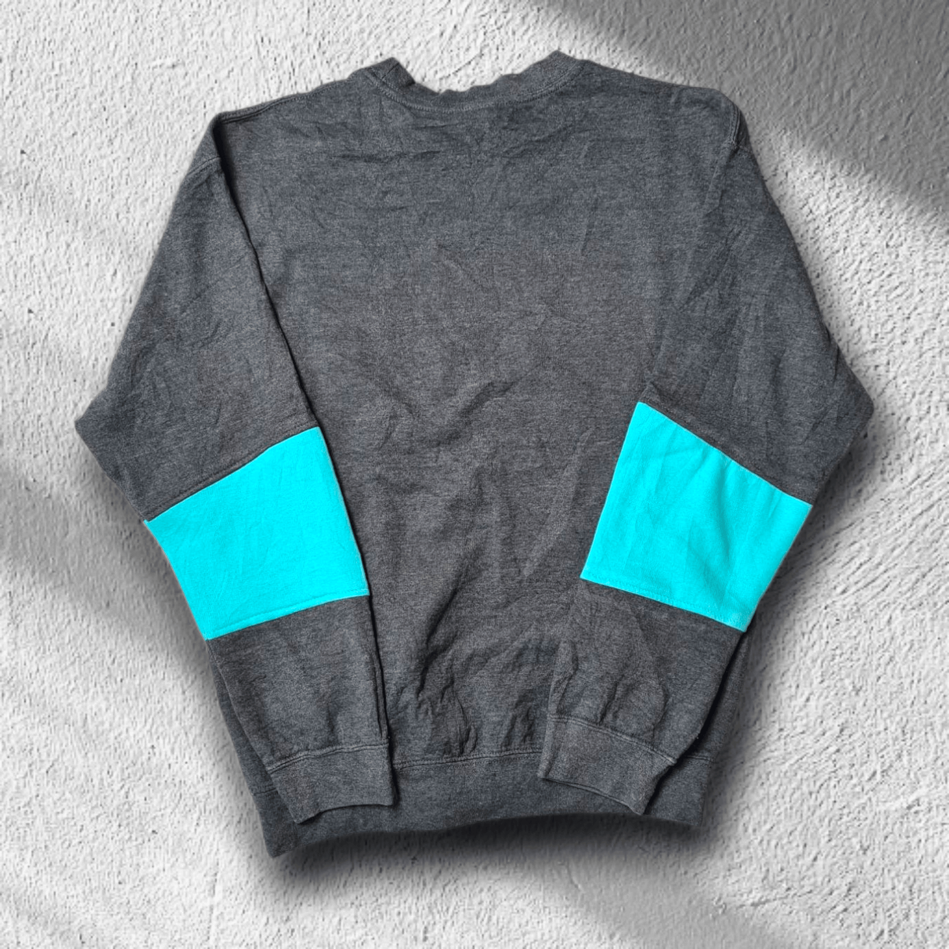 Rückseite: Rückansicht des Nike Rework Sweaters mit farbigen Akzenten an Ärmeln – Größe M