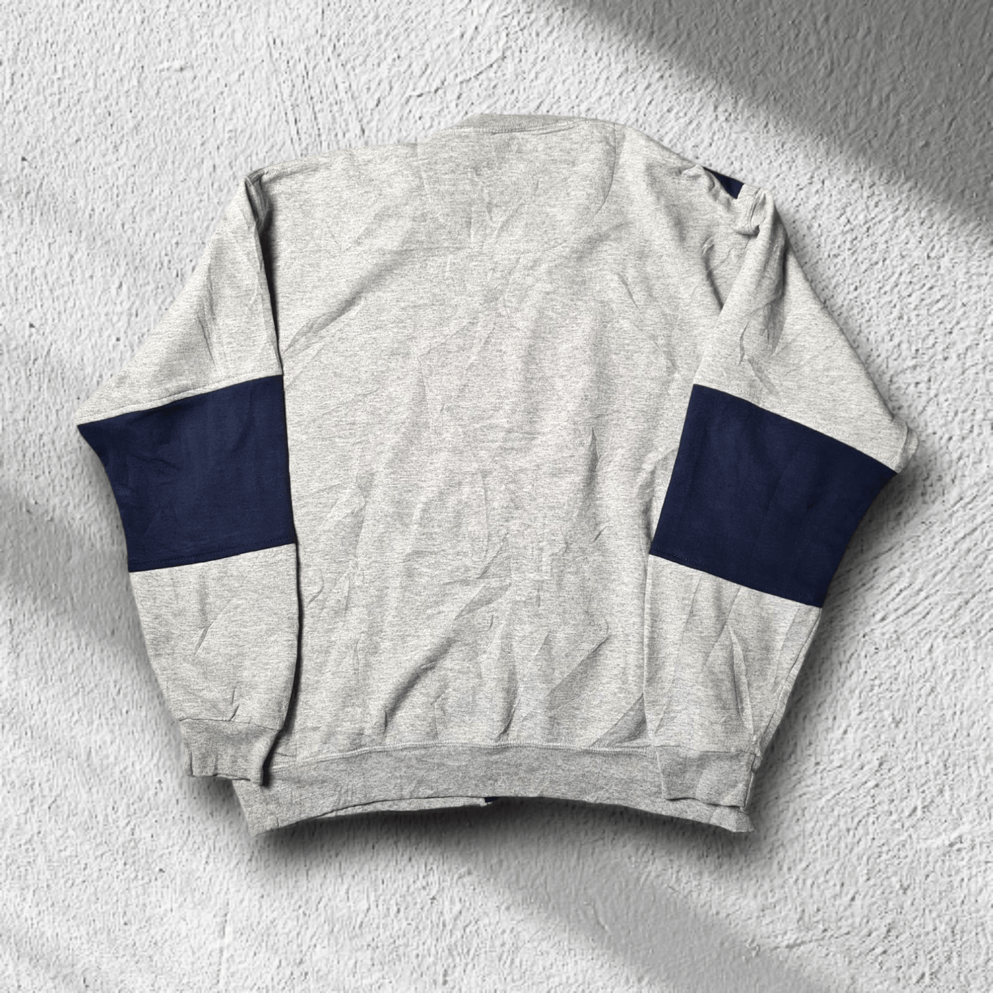 Rückseite: Nike Sweater Rückseite im Colorblock-Design – Grau mit navyfarbenen Ärmeln, Größe L