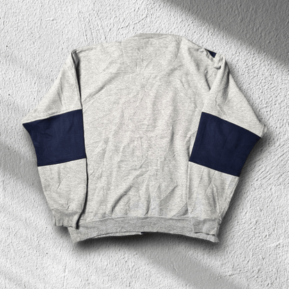 Rückseite: Nike Sweater Rückseite im Colorblock-Design – Grau mit navyfarbenen Ärmeln, Größe L