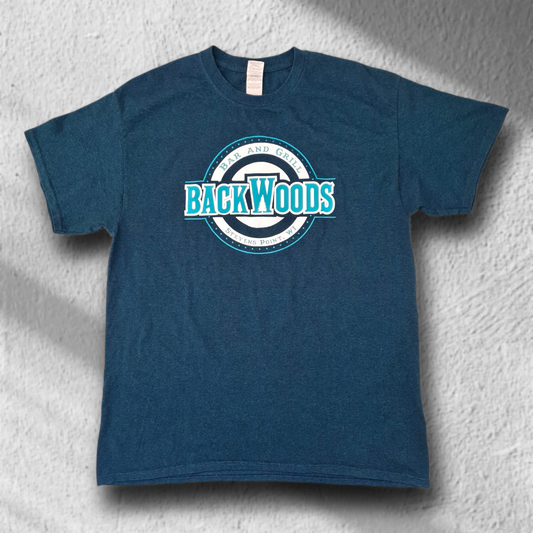 Vorderansicht des Gildan Heavy Cotton T-Shirts mit auffälligem BackWoods Bar and Grill Print