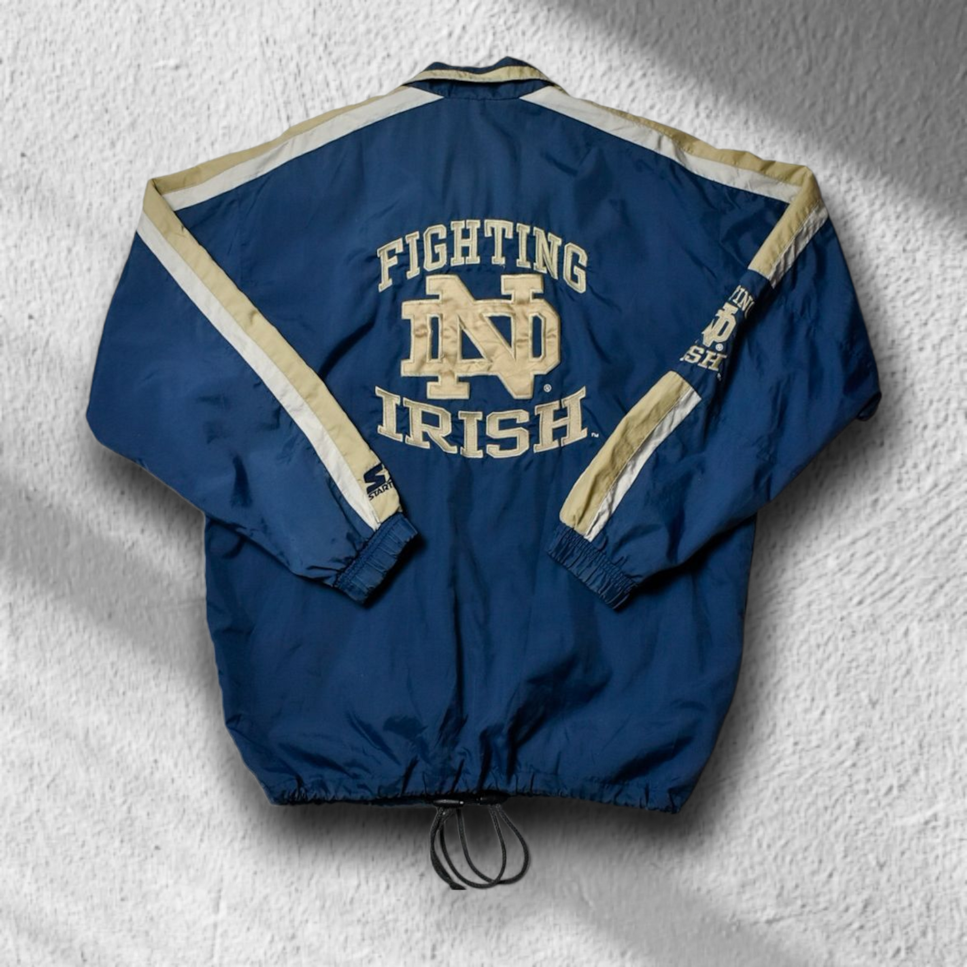 Rückseite des Vintage Starter Windbreakers "Notre Dame Fighting Irish" in Navy und Beige – True Vintage College-Style