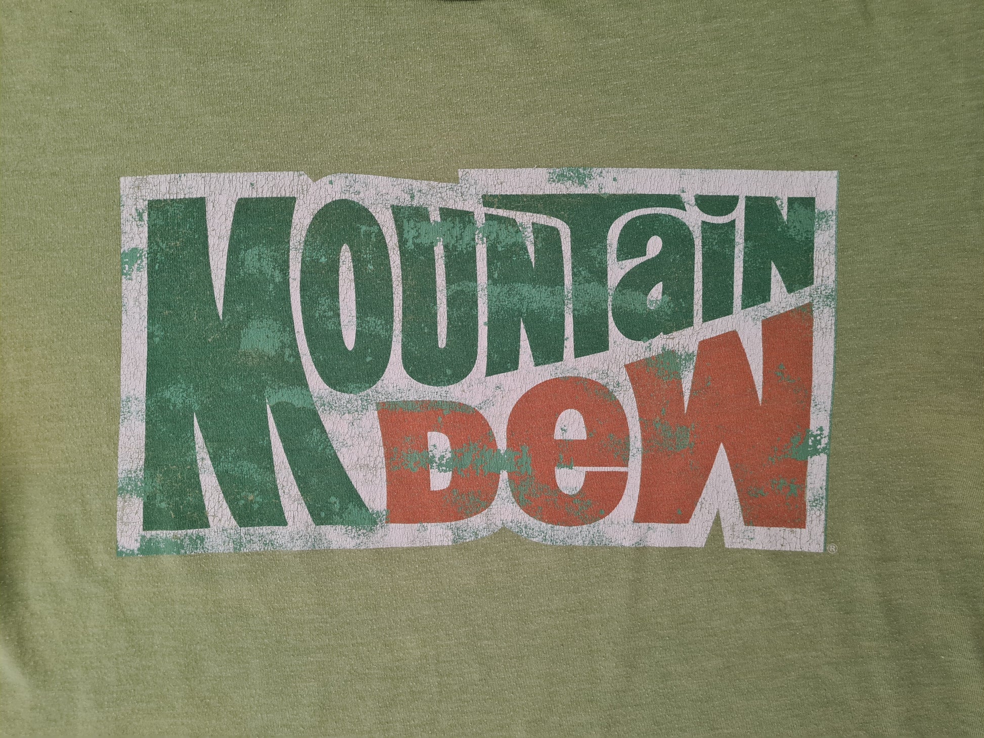 Detailaufnahme Mountain Dew Logo-Print auf grünem Retro-Shirt