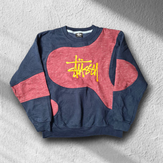 Stüssy Rework Sweater Vorderseite – navyblau & bordeaux mit gelbem Logo