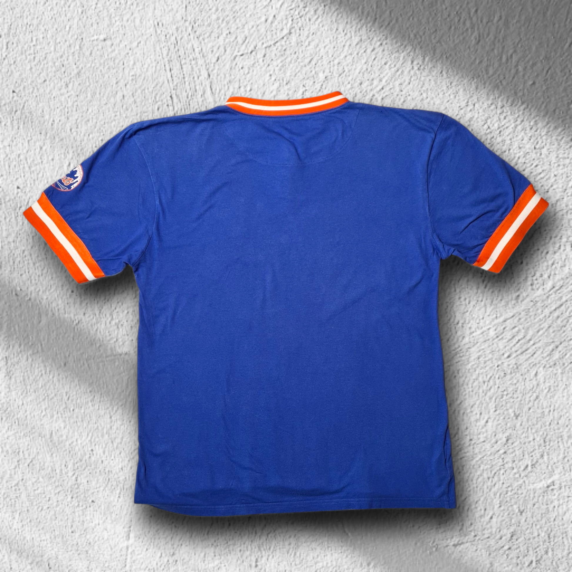 Mitchell & Ness New York Mets Shirt in Blau mit orangem Kragen und Ärmelstreifen, Rückansicht ohne Print.