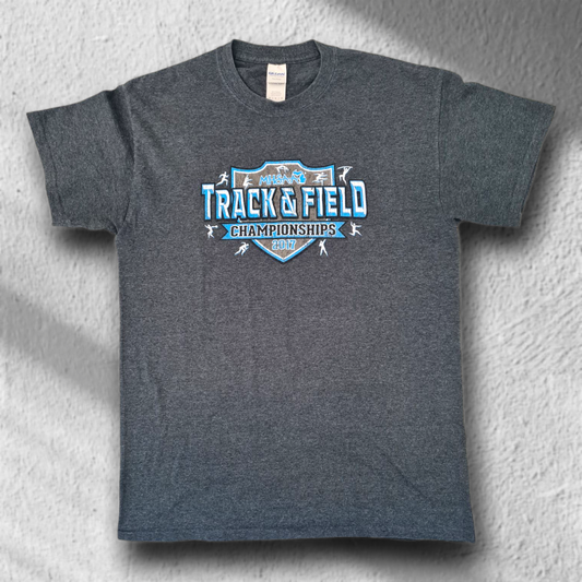 Vorderseite des Gildan Track & Field Retro T-Shirts mit 2017 Print in Hellblau auf Dunkelgrau