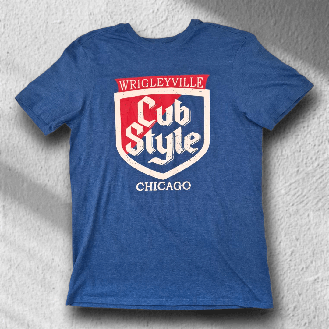 Vorderansicht des blauen Retro-T-Shirts „Cub Style Chicago“ mit rot-weißem Print, Größe L