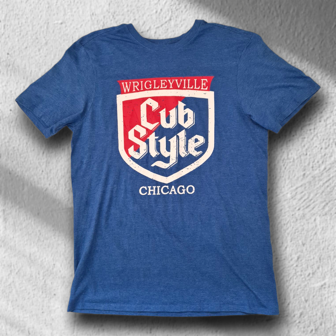 Vorderansicht des blauen Retro-T-Shirts „Cub Style Chicago“ mit rot-weißem Print, Größe L