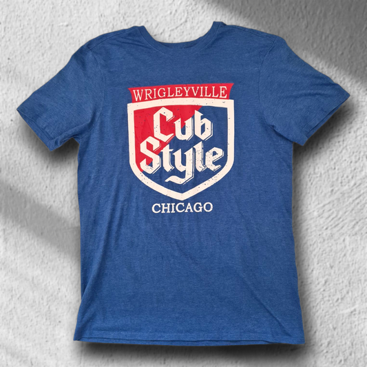 Vorderansicht des blauen Retro-T-Shirts „Cub Style Chicago“ mit rot-weißem Print, Größe L