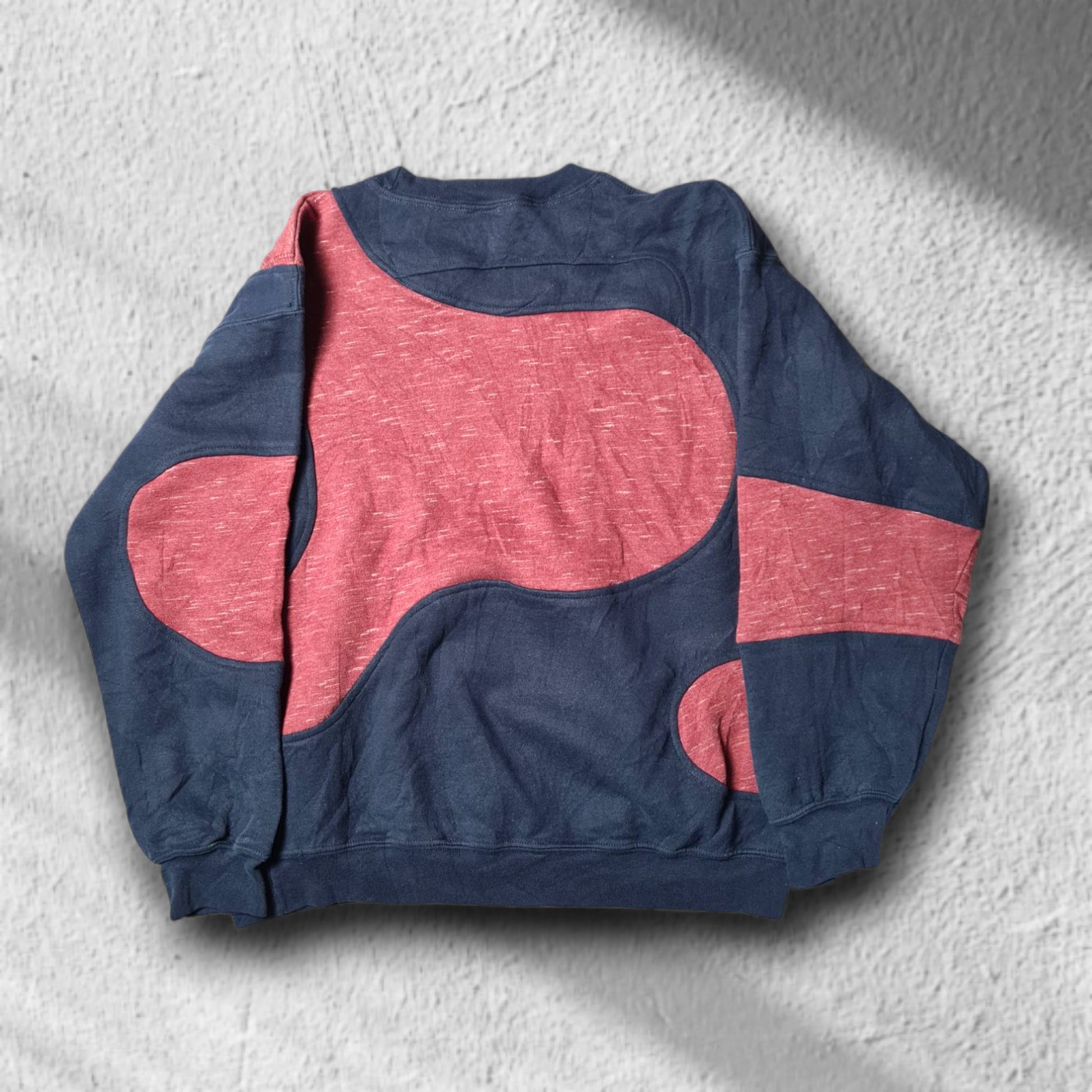 Stüssy Rework Sweater Rückseite mit auffälligem Wave-Muster