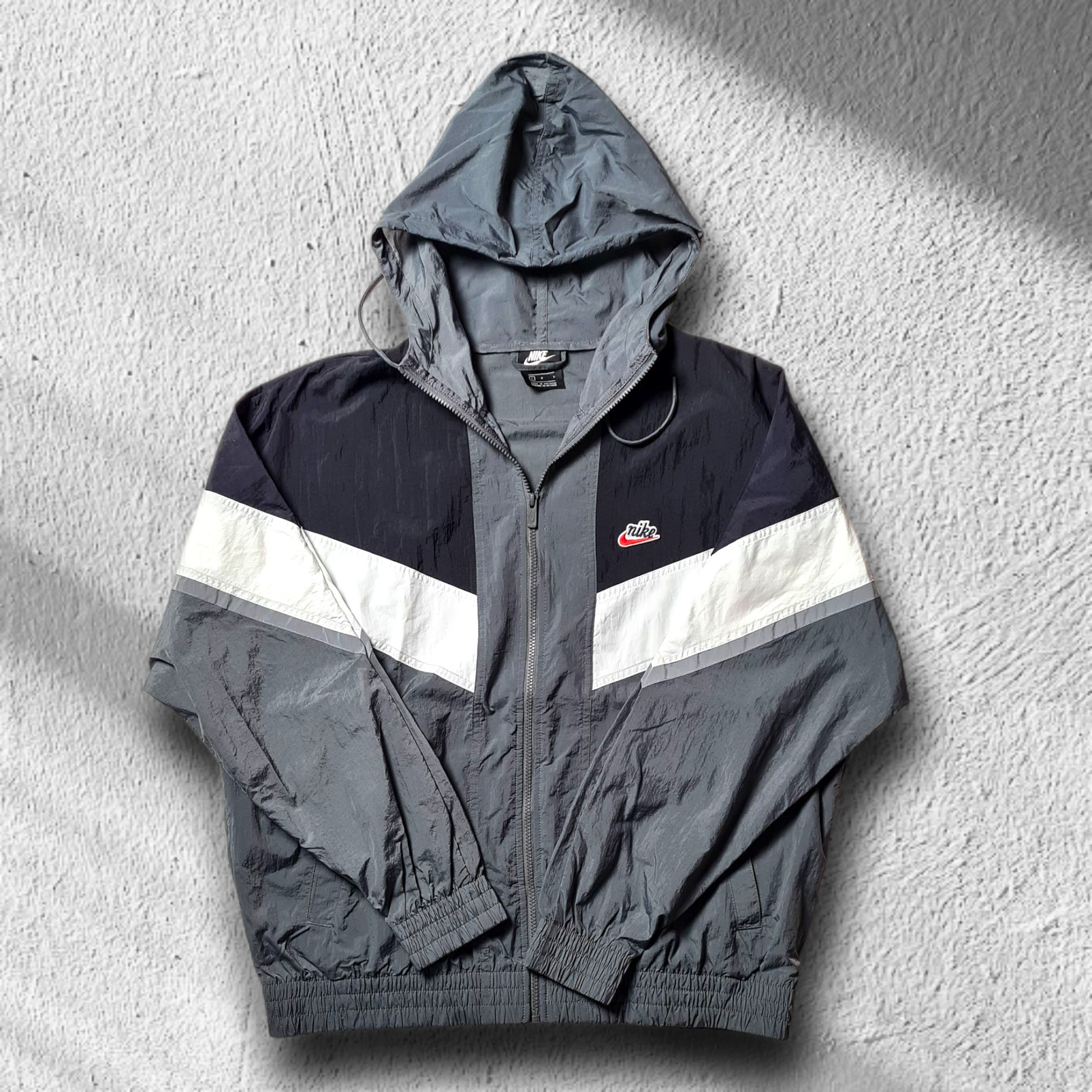 Vorderansicht des Windbreakers mit Kapuze und Reißverschluss