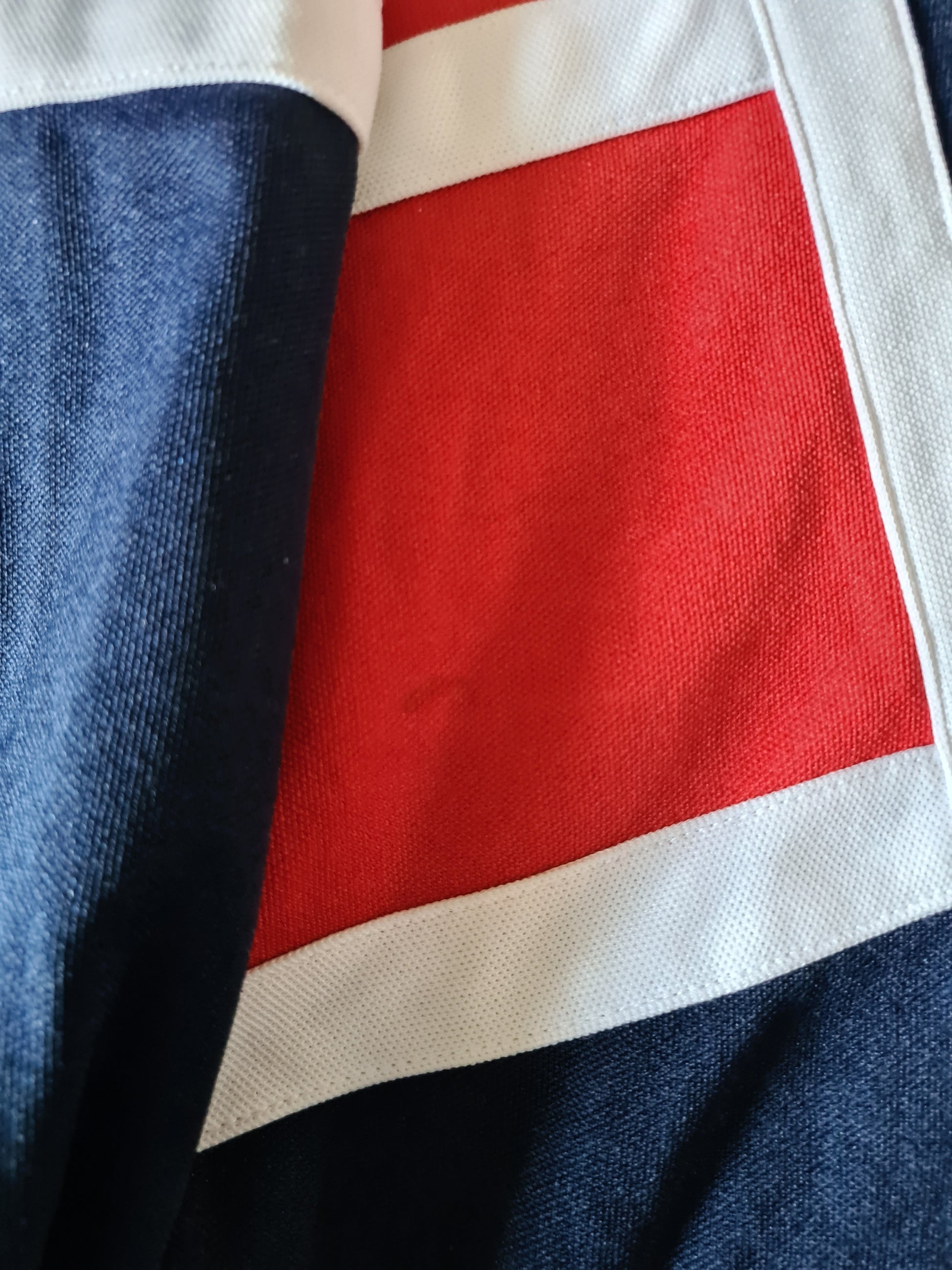 Leichter Fleck auf dem roten Stoff der Vintage-Trainingsjacke