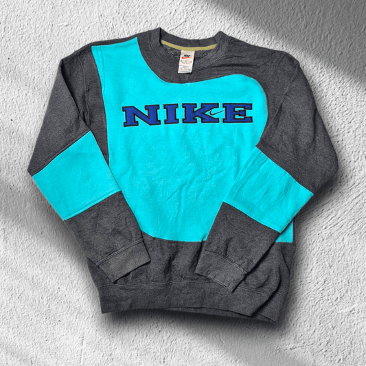 Vorderseite: Nike Rework Sweater mit türkiser Brustpartie und NIKE-Logo auf grauem Grund – Größe M